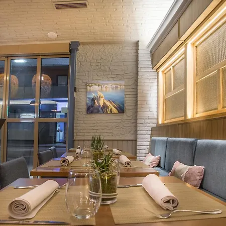 Pirineos Figueres By Pierre & Hotel