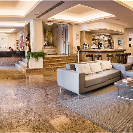 ホテル Pirineos By Pierre & 4*